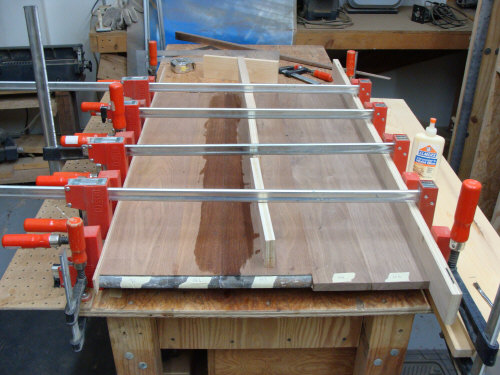 Glueing and clamping the middle